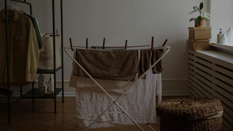 Confira dicas espertas para secar suas roupas mais rápido no frio!