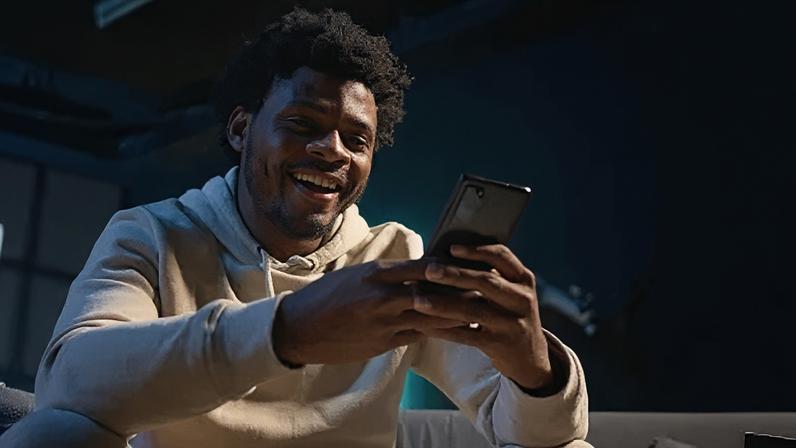 Representação de pessoa fazendo gestão financeira pelo celular.
