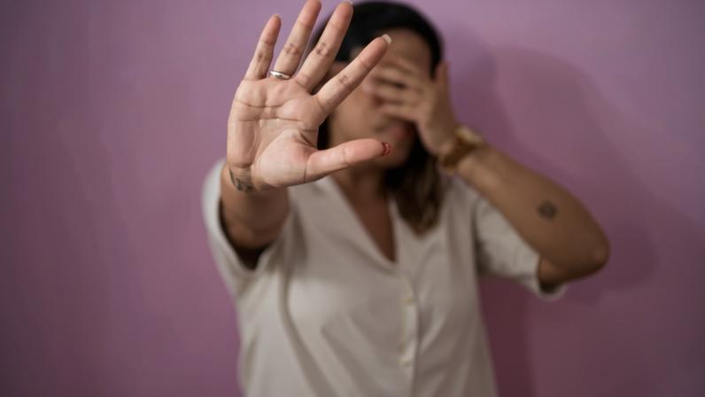 Violência contra a mulher, criança e adolescente. Violência doméstica. Foto: Freepick