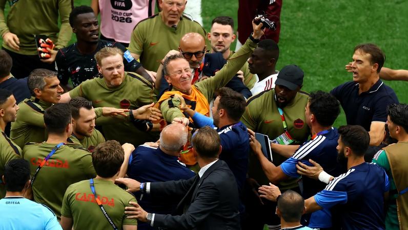 Comissões técnicas de Canadá e Catar trocam empurrões depois do jogo — Foto: Albert Gea/Reuters