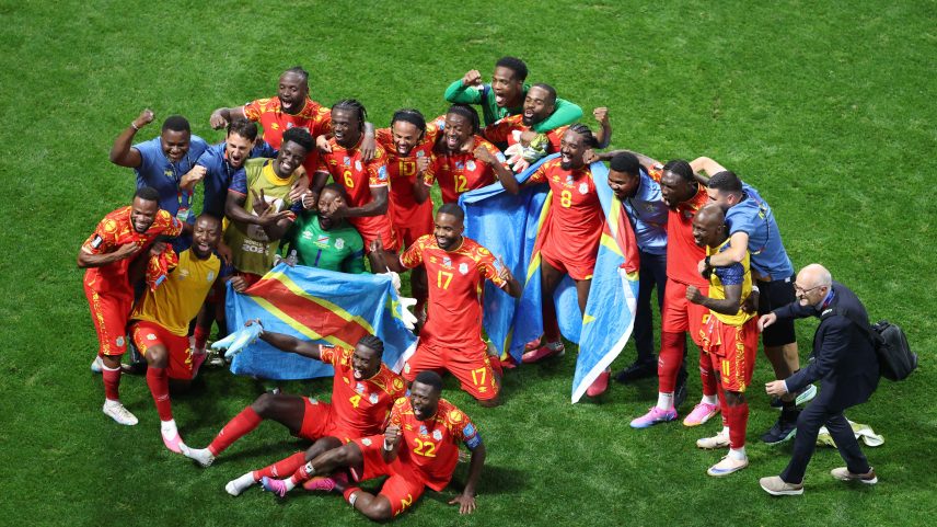 Jogadores da R D do Congo comemoram classificação inédita para segunda fase da Copa — Foto: REUTERS/Siphiwe Sibeko