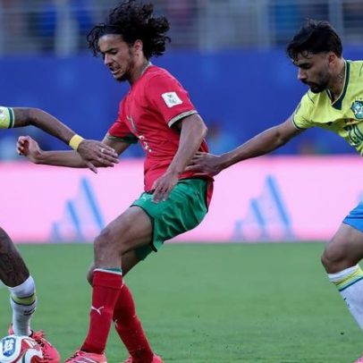 Bouaddi, de 18 anos, domina jogo contra o Brasil