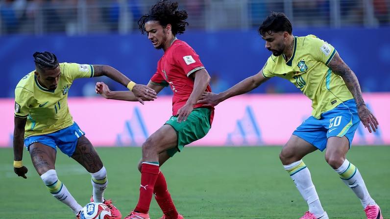 Bouaddi duela contra Raphinha e Paquetá (Foto: Kevin C. Cox / GETTY IMAGES NORTH AMERICA / Getty Images via AFP)