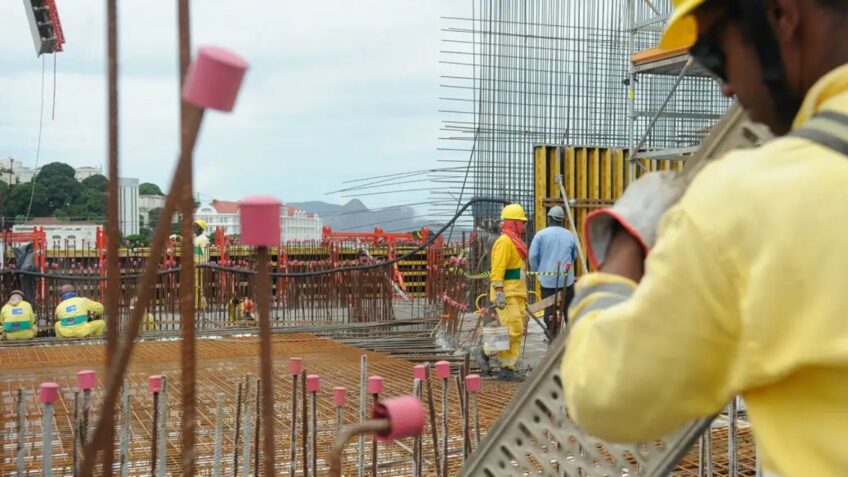 Custo nacional da construção chegou a R$ 1.953,08 por metro quadrado em maio; na imagem, trabalhadores em uma construção