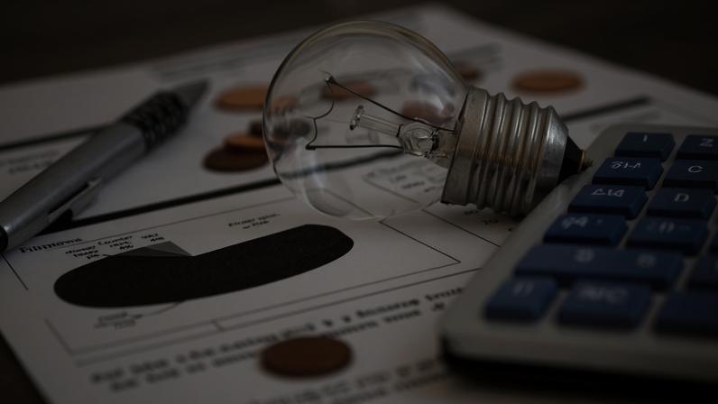 Ônus se deve, sobretudo, à previsão de cortes de geração de energia provocados pela sobreoferta de parques eólicos e placas solares