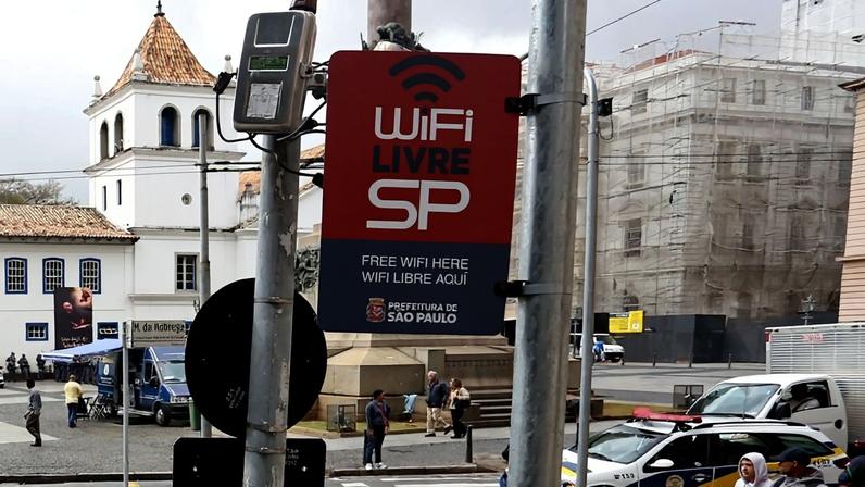Imagem colorida de placa do programa Wi-Fi Livre em SP. Metrópoles