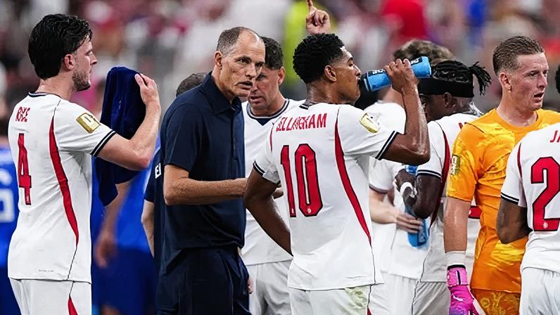 Jogadores da Inglaterra conversam com o técnico Thomas Tuchel durante a pausa para hidratação no duelo contra a Croácia