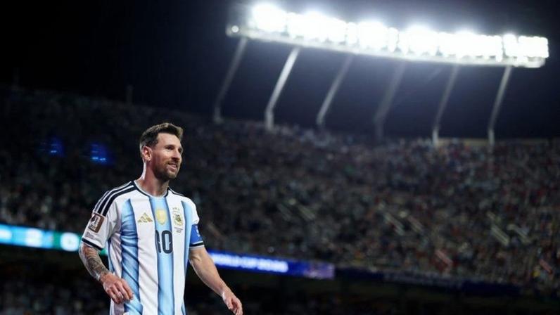 O articulista afirma que a lista inclui atletas dos 5 continentes, de vários estilos, idades, experiência e fama; na imagem, o jogador argentino Lionel Messi, Top 1 do ranking