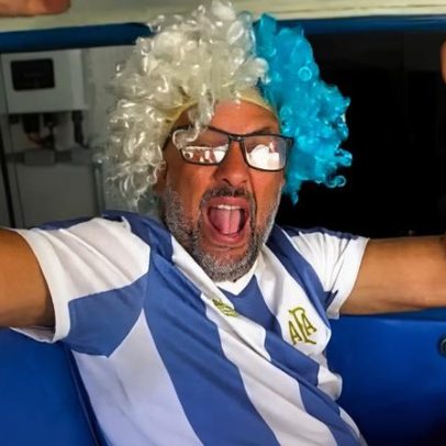 Brasileiro fã da Argentina compra carro azul e branco e Messi pintado em casa