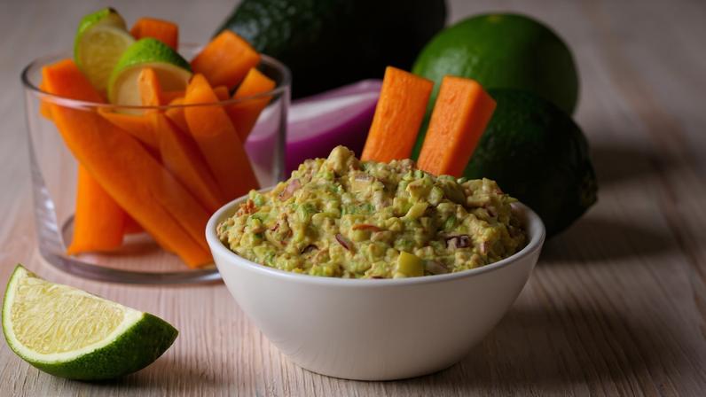 Guacamole com palitos de legumes