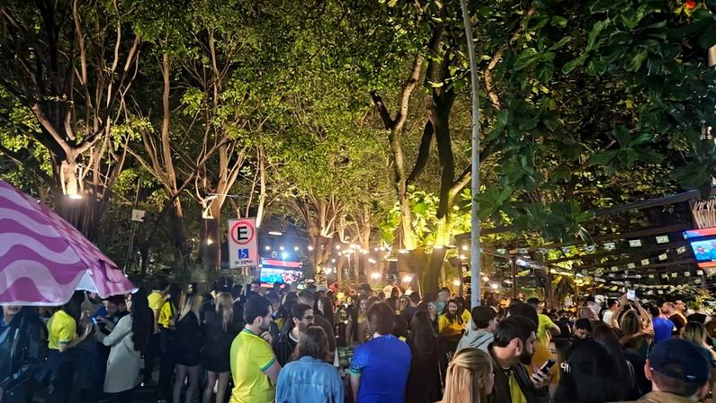 Foto colorido de torcedores brasileiros acompanhando jogo de estreia da Selação Brasileira - Metrópoles
