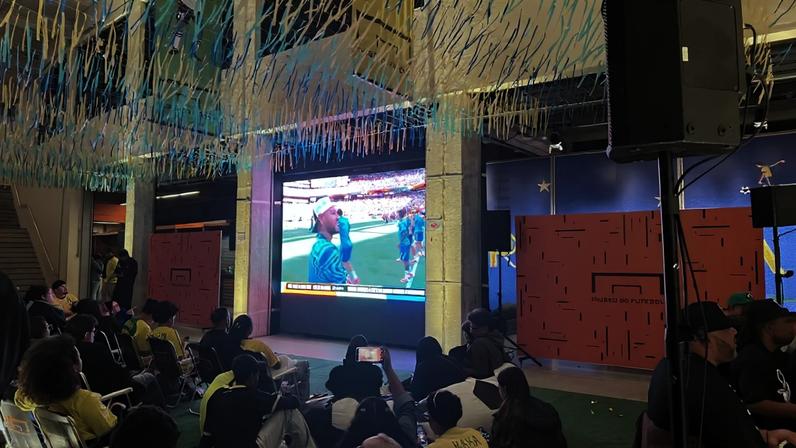 Famílias assistem estreia do Brasil na Copa no Museu do Futebol