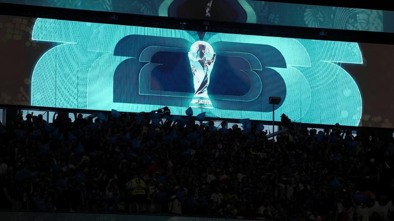 Símbolo da Copa do Mundo sendo exibido em Dallas, no Texas, durante jogo entre Japão e Suécia na quinta-feira (25). (Foto: JEFFREY MCWHORTER/EFE/EPA)
