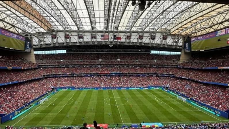 Estádio todo vermelho durante a partida entre Portugal e RD Congo