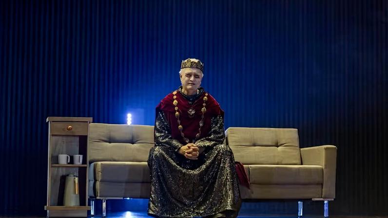 Norival Rizzo assume o ator veterano que larga Macbeth no meio e se recolhe ao camarim — Foto: Divulgação