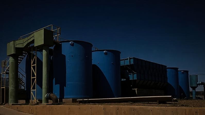 Quem prefere manter um modelo público que, na prática, proporcionou décadas de despejo direto na natureza não está defendendo o meio ambiente, diz o articulista; na imagem, estação de tratamento de água da Copasa em João Pinheiro (MG)