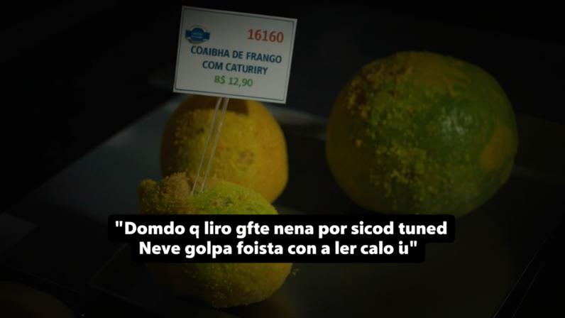 Post que viralizou nas redes sociais mostra coxinhas com coloração esverdeada expostas em uma vitrine; especialista explica quando a mudança de cor pode indicar risco