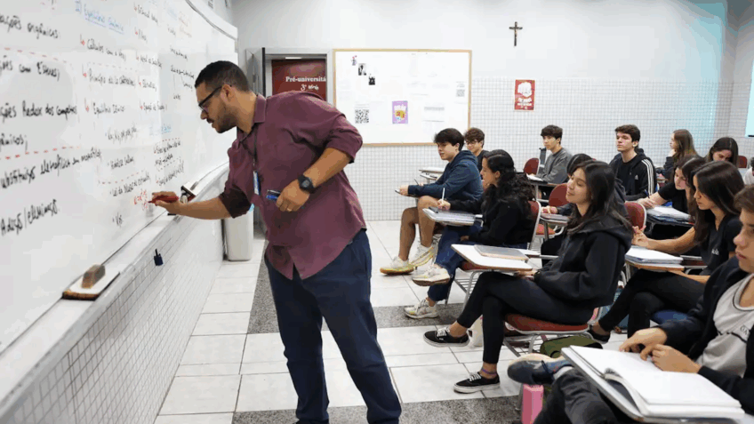 A articulista afirma que o debate educacional brasileiro ainda trata o professor mais como executor das políticas públicas do que como protagonista central da aprendizagem
