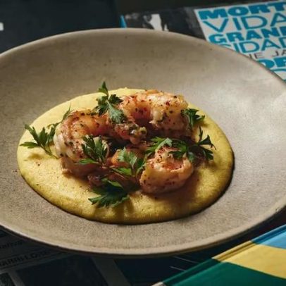 Polenta cremosa com molho de frutos do mar ganha variações no preparo