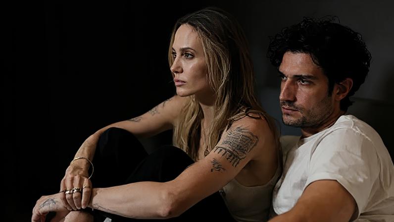 Angelina Jolie e Louis Garrel em cena do filme "Couture"