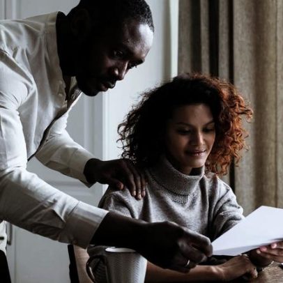 Amor no escritório: por que a discrição ainda impera entre colegas