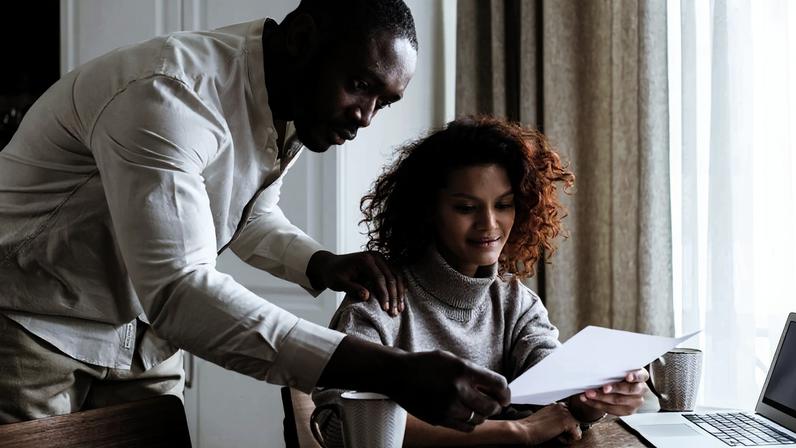 Amor no escritório: por que a discrição ainda impera entre colegas