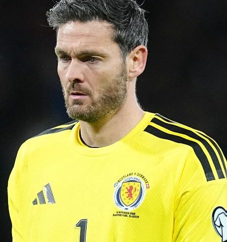 Craig Gordon, goleiro da Escócia, durante jogo contra a Dinamarca nas Eliminatórias