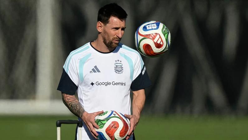 Messi no treino da seleção argentina (Foto: JUAN MABROMATA / AFP)