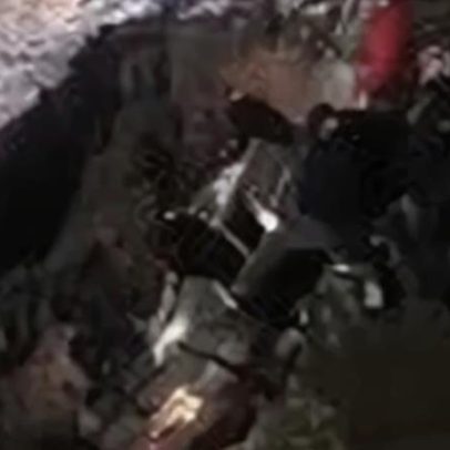 Carro cai em cratera aberta em rua do ABC paulista