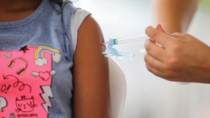 SUS amplia proteção contra a pólio e retoma dose de reforço; na imagem, criança recebendo vacina