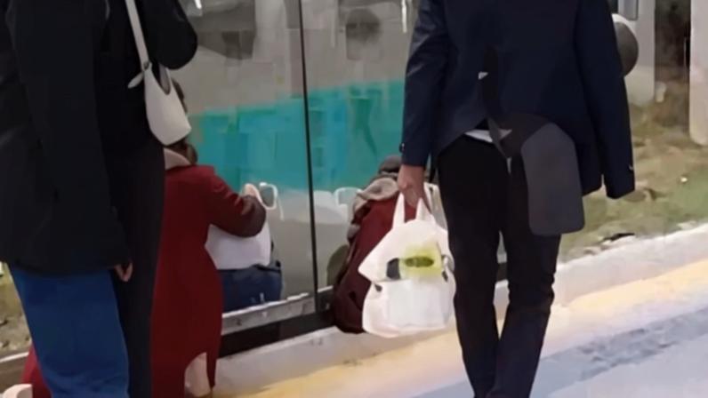 Captura de tela do vídeo em que uma criança cai no vão em estação de SP