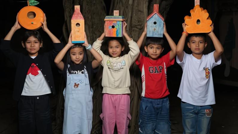 Cerca de 90 alunos de uma escola em Siem Reap, no Camboja, participam do projeto Birdhouse by Kids, em que criaram casinhas para aves a partir de 180 desenhos