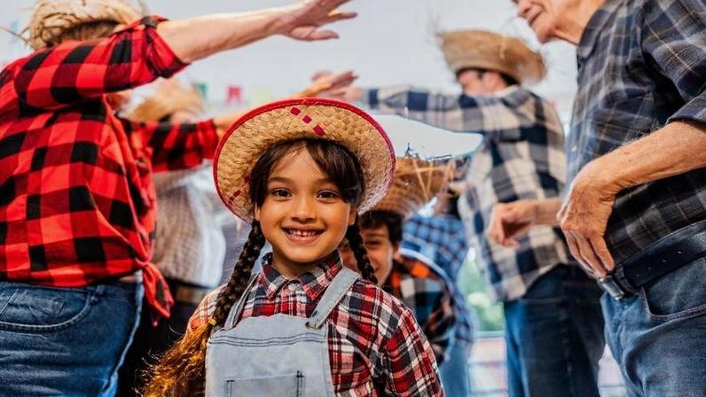 Crianças na festa junina