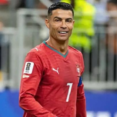Cristiano Ronaldo minimiza polêmica e posta foto com recado 'Sempre unidos'