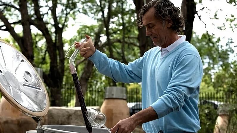 Cristián Vallejo, enólogo chefe da Vik, no local das ânforas de argila que guardam o vinho Stonevik