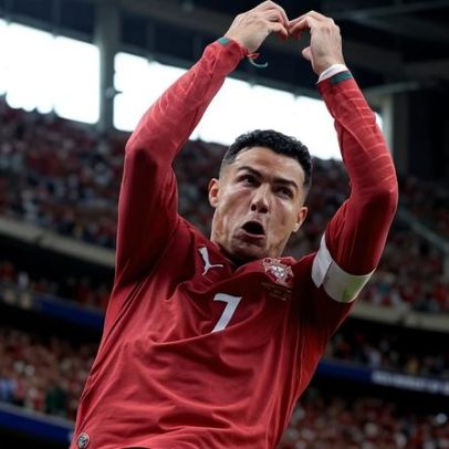 Críticas viram combustível e Ronaldo conquista recorde único