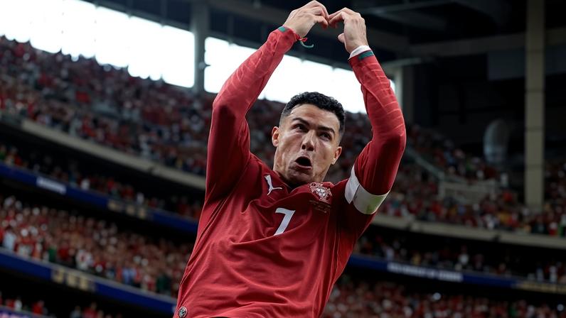 Cristiano Ronaldo celebra após marcar segundo gol de Portugal contra Uzbequistão pela Copa do Mundo 2026