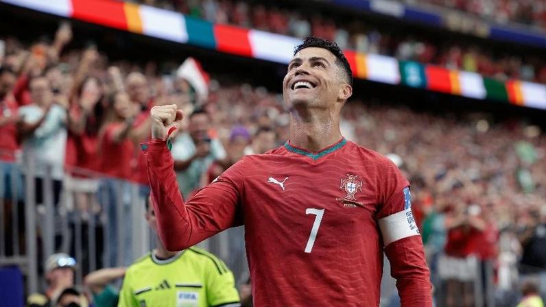 Cristiano Ronaldo comemora após marcar pela segunda vez para Portugal contra Uzbequistão pela Copa do Mundo 2026