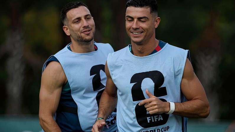Cristiano Ronaldo e Diogo Dalot durante treinamento da seleção portuguesa em Houston, no Texas (EUA)
