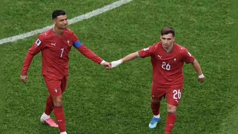 Cristiano Ronaldo e Francisco Conceição, de Portugal, em jogo contra RD Congo pela Copa do Mundo