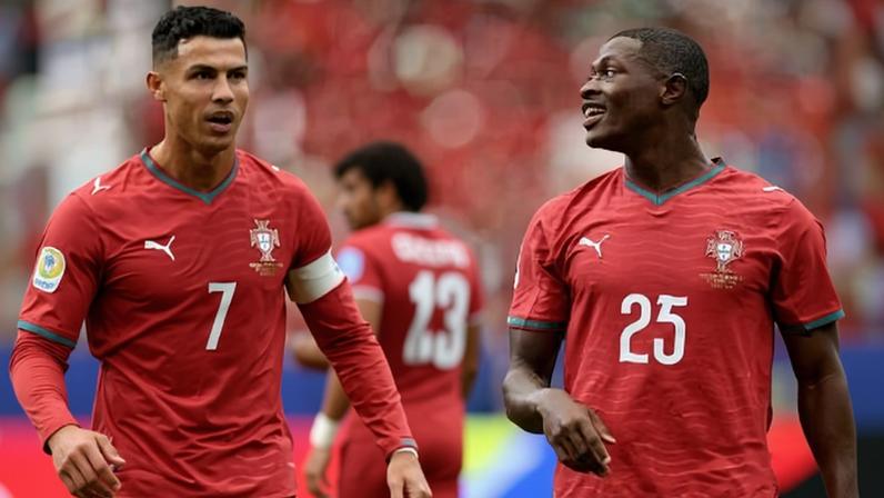 Cristiano Ronaldo e Nuno Mendes, de Portugal, em jogo contra o Uzbequistão