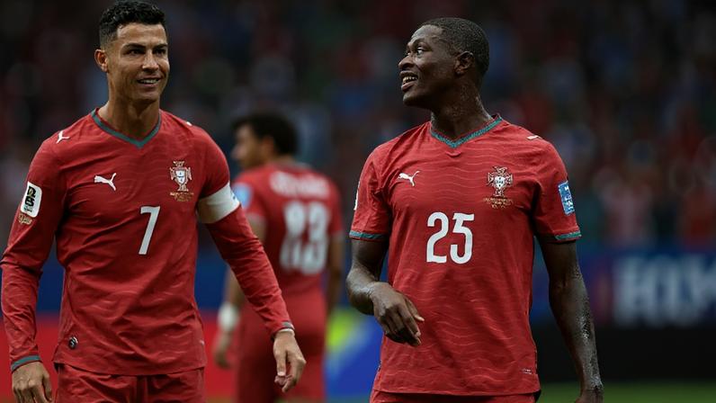 Cristiano Ronaldo e Nuno Mendes, de Portugal, em jogo contra o Uzbequistão