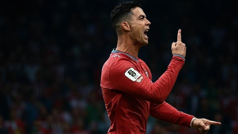 Cristiano Ronaldo comemora gol contra o Uzbequistão