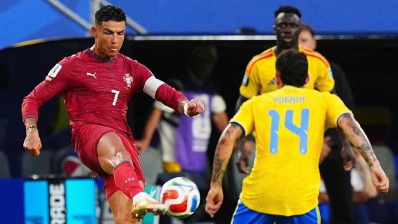 Cristiano Ronaldo em ação durante Colômbia x Portugal, jogo da Copa do Mundo