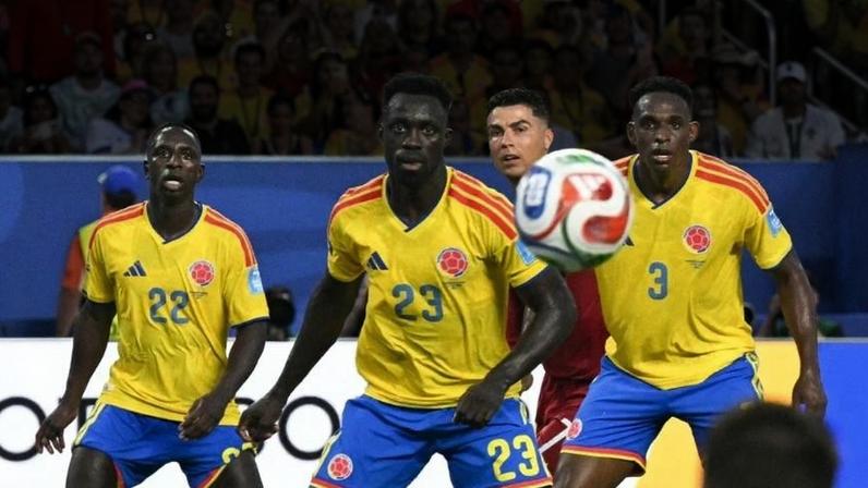 Cristiano Ronaldo encara a marcação dos colombianos em Portugal x Colômbia na Copa do Mundo