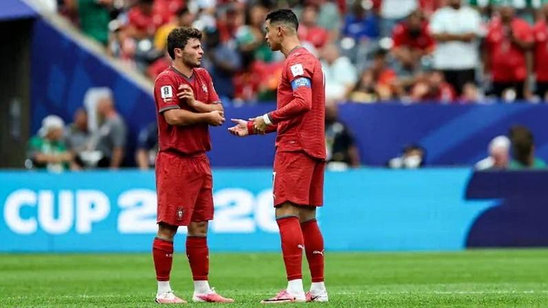 Foto colorida de Cristiano Ronaldo e João Neves - Metrópoles