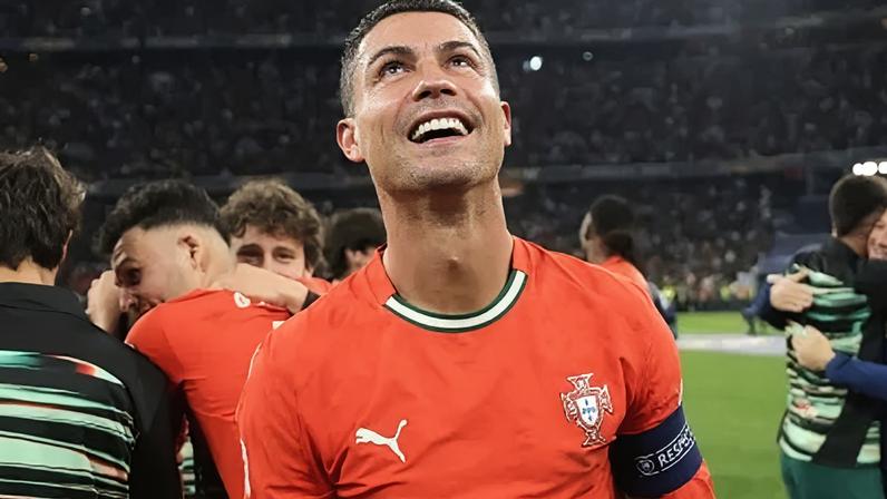Cristiano Ronaldo com a camisa da Seleção de Portugal