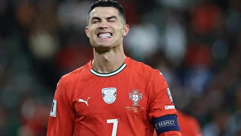 Cristiano Ronaldo se lamenta durante jogo entre Portugal e Irlanda nas Eliminatórias