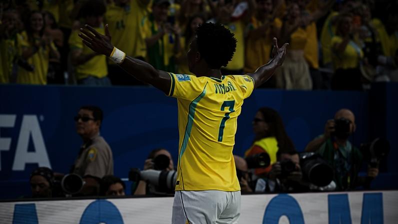Torcedores invadem perfil de juiz que anulou gol de Vini Jr.: "4x0"