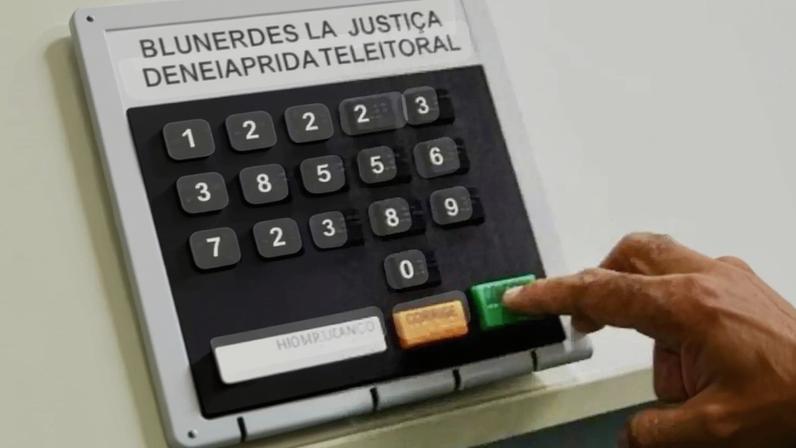 Eleitor confirmando voto na urna eletrônica (imagem: TRE-BA)